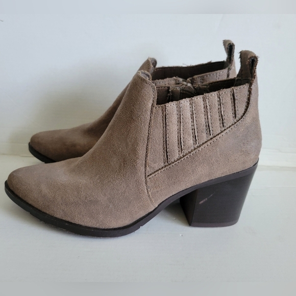 Candie's Women's Tan Faux Suede Side Zip Ankle Booties Size 8 - Picture 6 of 10